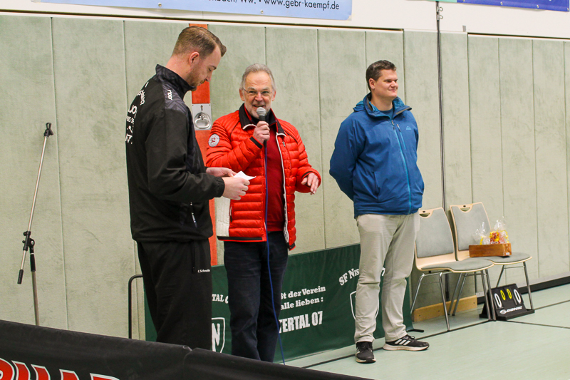 Der Verbandsgemeindebürgermeister Andreas Heidrich begrüßt die Spielerinnen und Spieler.