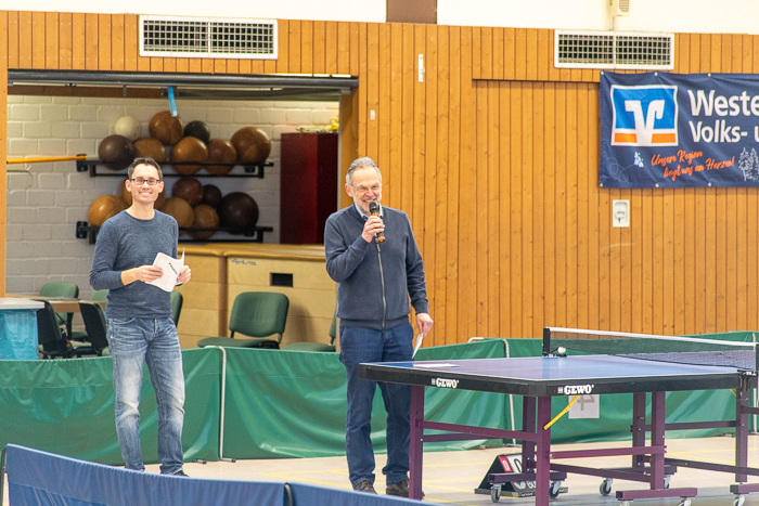 Der Verbandsgemeindebürgermeister Andreas Heidrich begrüßt die Spielerinnen und Spieler.