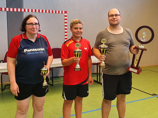 Vereinsmeister Einzel: Dorian (rechts) mit Nicole & David